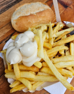 Currywurst Pommes mit viel Mayo....png